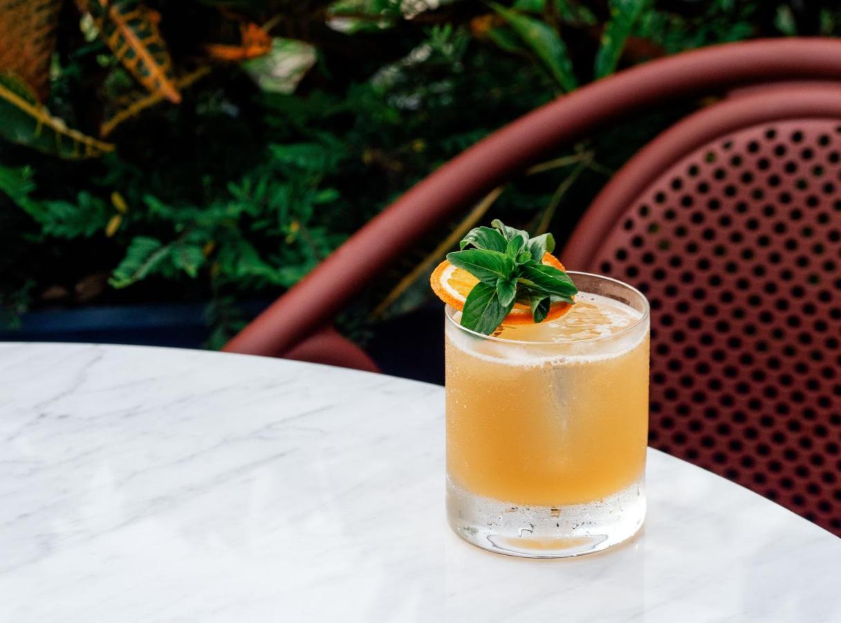 The Standard, Bangkok Mahanakhon 외부 사진 A whiskey sour
